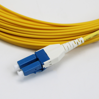 Uniboot LC Fiber Jumper 1M LC UPC đến LC UPC Đơn phương thức G657.A1 BendInsensitive 2mm LSZH Loss thấp 0.15dB Fiber Patch Cord