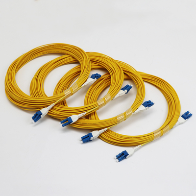 Uniboot LC Fiber Jumper 1M LC UPC đến LC UPC Đơn phương thức G657.A1 BendInsensitive 2mm LSZH Loss thấp 0.15dB Fiber Patch Cord