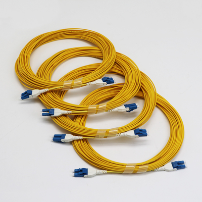 Uniboot LC Fiber Jumper 1M LC UPC đến LC UPC Đơn phương thức G657.A1 BendInsensitive 2mm LSZH Loss thấp 0.15dB Fiber Patch Cord