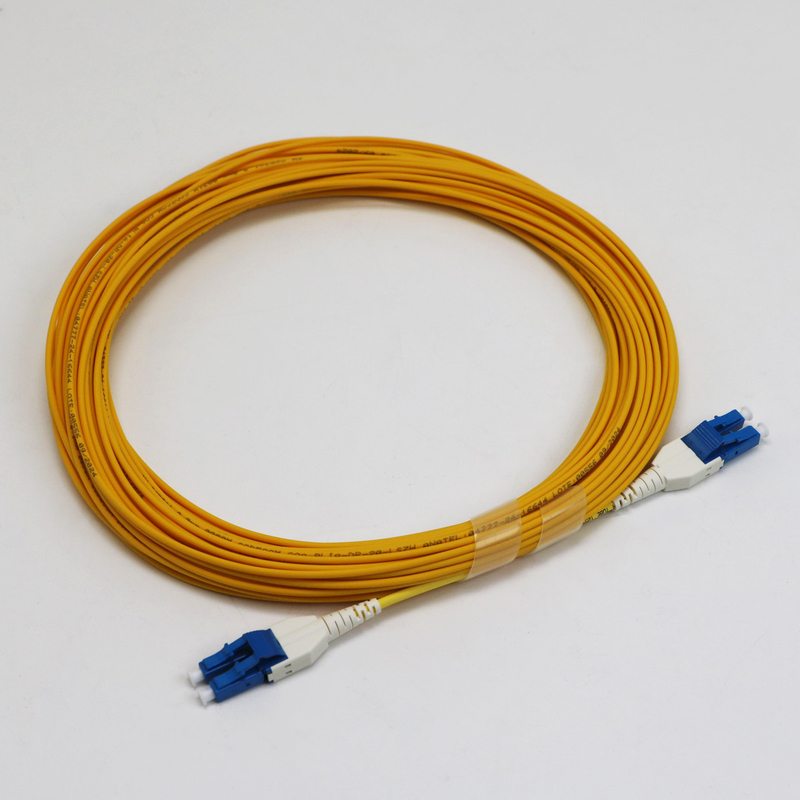 Uniboot LC Fiber Jumper 1M LC UPC đến LC UPC Đơn phương thức G657.A1 BendInsensitive 2mm LSZH Loss thấp 0.15dB Fiber Patch Cord